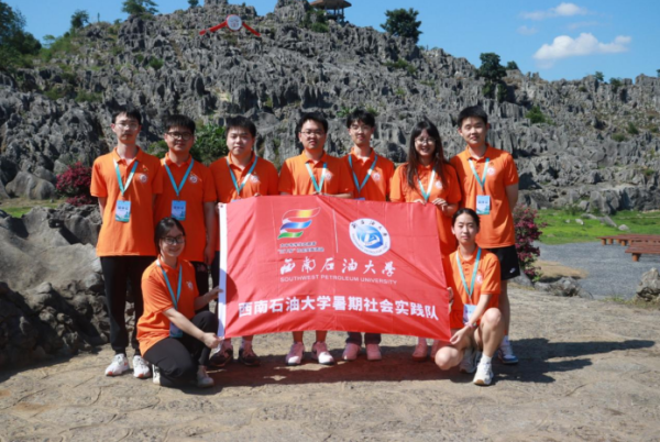 展鵬配资 苗绣蜡染，传承民族之美丨柚见绣染实践队赴兴文石海苗寨开展“三下乡”暑期社会实践